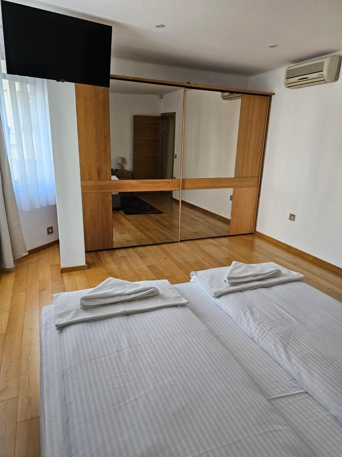 Apartman Centar Bulevar Ex Sa Garazom Баня-Лука Екстер'єр фото